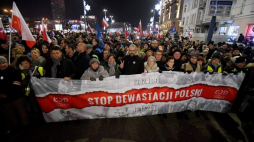 Lider KOD Mateusz Kijowski (C) podczas marszu Komitetu Obrony Demokracji w 35. rocznicę wprowadzenia stanu wojennego. Fot. PAP/B. Zborowski