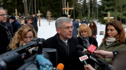 Marszałek Senatu Stanisław Karczewski podczas konferencji prasowej na cmentarzu w Kuropatach. Fot. PAP/M. Obara