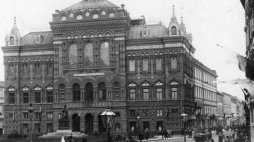 Latarnie gazowe na Krakowskim Przedmieściu w Warszawie 1895 r. Fot. PAP/reprodukcja