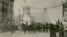 Wkroczenie oddziałów legionowych do Warszawy. Wojska przejeżdżaja przez bramę triumfalną w Al. Jerozolimskich. Źródło: CAW 