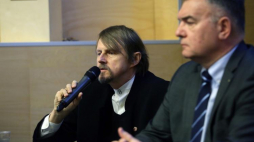 Z-ca dyr. Państwowego Muzeum Archeologicznego Wojciech Borkowski (L) i prezes Metra Warszawskiego Jerzy Lejk (P) podczas konferencji prasowej w Muzeum Powstania Warszawskiego nt. ochrony miejsc pamięci narodowej na trasie II linii metra na Woli. Fot. PAP/T. Gzell