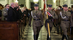 Minister obrony narodowej Antoni Macierewicz podczas mszy św. w bazylice pw. Świętego Krzyża przy Krakowskim Przedmieściu w Warszawie, w ramach obchodów w 35. rocznicę wprowadzenia stanu wojennego w Polsce. Fot. PAP/R. Guz