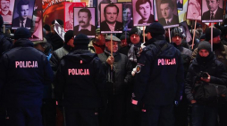 Manifestacja organizowana przez Związek Osób Represjonowanych w Stanie Wojennym w 35. rocznicę wprowadzenia stanu wojennego. Fot. PAP/R. Guz