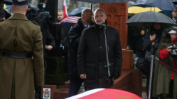 Minister obrony narodowej Antoni Macierewicz (C) przemawia podczas uroczystości pogrzebowych płk. Ignacego Matuszewskiego i mjr. Henryka Floyar-Rajchmana. Fot. PAP/R. Guz