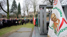 Uroczystości przy grobowcu Stanisława Mikołajczyka i jego żony Cecylii na Cmentarzu Zasłużonych Wielkopolan. Poznań, 10.12.2016. Fot. PAP/J. Kaczmarczyk 