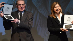 Burmistrz Lampedusy Giusi Nicolini i prof. Karol Modzelewski z Medalami św. Jerzego. Fot. PAP/J. Bednarczyk 