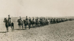 3 szwadron 1 Dywizjonu Kawalerii Legionów Polskich stoi w kolumnie marszowej podczas przeglądu. Na czele rtm. Władysław Prażmowski ps. „Belina”. Rejon walk nad Nidą. Wiosna, 1915 r. Przemarsz legionistów z I Brygady Legionów Polskich przez Raśną. Lato, 1915 r. Źródło: CAW