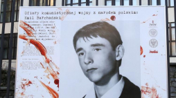 Wystawa fotografii „Stan wojenny 1981–1983. Wojna z narodem polskim” na ogrodzeniu Polskiej Wytwórni Papierów Wartościowych w Warszawie. Fot. PAP/P. Supernak