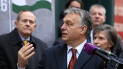 Premier Węgier Viktor Orban podczas odsłonięcia tablicy, upamiętniającej pomoc Polaków udzieloną w czasie rewolucji węgierskiej w 1956 r. Fot. PAP/J. Bednarczyk
