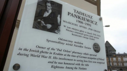 Tablica pamiątkowa poświęcona Tadeuszowi Pankiewiczowi na budynku Apteki pod Orłem w Krakowie. Fot. PAP/S. Rozpędzik 