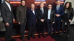 Wicepremier, minister kultury i dziedzictwa narodowego prof. Piotr Gliński (C), piłkarz ręczny Mariusz Jurkiewicz (L), reżyser "Wyklętych" Konrad Łęcki (3P), wiceprezes PGNiG Janusz Kowalski (2P), ppłk Leszek Mroczkowski ps. Andrzej (3L), aktor Marcin Kwaśny (2L) i muzyk Norbert "Smoła" Smoliński (P) – konf. o programie "Rozgrzewamy polskie serca". Fot. PAP/R. Pietruszka