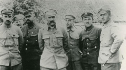 Sztab I Brygady Legionów Polskich w Karasinie. Stoją od lewej: Kazimierz Sosnkowski, Kazimierz Świtalski, Stanisław Rouppert, Józef Piłsudski, Zygmunt Sulistrowski, Tadeusz Piskor, Bolesław Wieniawa-Długoszowski. Maj 1916 r. Źródło: CAW