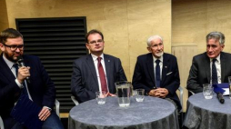 Dyr. MPW Jan Ołdakowski (L), p.o. szefa UDSKiOR Jan Józef Kasprzyk (2L), prezes ŚZŻAK prof. Leszek Żukowski (C), prezes PGNiG Piotr Woźniak (2P) oraz prezes PGNiG OD Henryk Mucha (P). Fot. PAP/J. Kamiński 