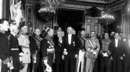 Składanie życzeń noworocznych prezydentowi Ignacemu Mościckiemu na Zamku Królewskim w Warszawie – prezydent RP i marszałek Polski Józef Piłsudski w otoczeniu członków korpusu dyplomatycznego. 01.01.1927. Fot. NAC
