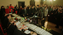 Moment odczytywania wyroku w procesie przeciwko 22 byłym milicjantom oskarżonym o strzelanie do strajkujących górników na kopalniach "Wujek" i "Manifest Lipcowy" w grudniu 1981 roku. PAP/CAF R. Koszowski 