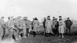 Żołnierze brytyjscy i niemieccy podczas rozejmu bożonarodzeniowego. 1914 r. Fot. Imperial War Museums. Źródło: Wikimedia Commons