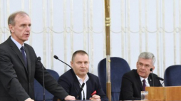 Marszałek Senatu Stanisław Karczewski (2P) i senator PO Bogdan Klich (L) podczas posiedzenia Senatu, 20.12.2016. Fot. PAP/R. Pietruszka