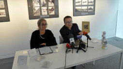 Dyrektor Filharmonii w Szczecinie Dorota Serwa i redaktor naczelny Polskiego Wydawnictwa Muzycznego Daniel Cichy - konf. nt. 140. rocznicy urodzin Mieczysława Karłowicza. Fot. PAP/M. Bielecki