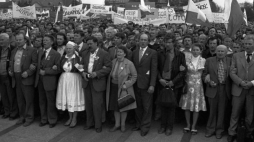 Z okazji zarejestrowania NSZZ RI Solidarność delegacje Solidarności Wiejskiej złożyły kwiaty przed Grobie Nieznanego Żołnierza. Warszawa, 12.05.1981. Fot. PAP/CAF/M. Szyperko
