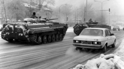 Stan wojenny: transportery na ulicach Warszawy. Fot. PAP/I. Sobieszczuk