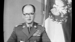 Telewizyjne przemówienie I sekretarza KC PZPR, gen. Wojciecha Jaruzelskiego, w którym ogłosił wprowadzenie stanu wojennego 13.12.1981. Fot. PAP/L. J. Pękalski 