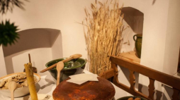 Makieta stołu wigilijnego na wystawie „Jadą sanie, dzwonią janczary” w Dworku Laszczyków - Muzeum Wsi Kieleckiej. 2012 r. Fot. PAP/M. Walczak 