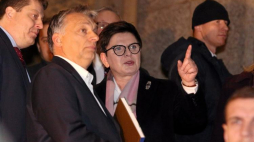Premier Beata Szydło (3L) oraz premier Węgier Viktor Orban (2L) zwiedzają Muzeum Narodowe w Krakowie. Fot. PAP/S. Rozpędzik