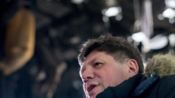 Dyrektor Teatru Śląskiego Robert Talarczyk podczas konferencji prasowej przed prapremierą spektaklu "Wujek'81. Czarna ballada", na terenie szatni łańcuszkowej kopalni Wujek w Katowicach. Fot. PAP/A. Grygiel