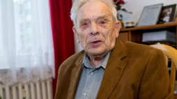 Aleksander Tarnawski „Upłaz” - ostatni z żyjących żołnierzy Cichociemnych - w swoim mieszkaniu w Gliwicach. 02.2016. Fot. PAP/A. Grygiel