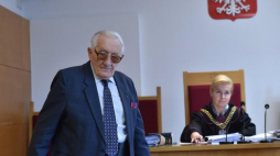 B. więzień Auschwitz Karol Tendera (L) i sędzia Justyna Sieklicka-Pawlak (C) na sali rozpraw Sądu Okręgowego w Krakowie. 12.04.2016. Fot. PAP/J. Bednarczyk