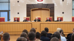 Prezes TK Andrzej Rzepliński (C), sędzia sprawozdawca Marek Zubik (2L), sędzia Leon Kieres (L), sędzia Stanisław Rymar (2P) i sędzia Piotr Tuleja (P) podczas rozprawy przed Trybunałem Konstytucyjnym ws. tzw. małej ustawy medialnej. Fot. PAP/R. Pietruszka 