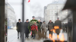 Obchody 75. rocznicy bitwy o Tobruk - uroczystość złożenia wieńców i wiązanek kwiatów na płycie Grobu Nieznanego Żołnierza w Warszawie. Fot. PAP/L. Szymański