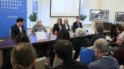 Wojciech Tuszko (2L) z wnukiem Feliksem Tuszko (L) oraz dyrektor NAC Marianna Otmianowska (3L) i naczelny dyrektor Archiwów Państwowych dr Wojciech Woźniak (P) podczas uroczystości przekazania zbioru fotografii do Narodowego Archiwum Cyfrowego. Fot. PAP/L. Szymański