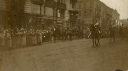 Wkroczenie oddziałów legionowych do Warszawy. Defilada 2 Pułku Ułanów Legionów Polskich na Krakowskim Przedmieściu. Defiladę przyjmują oficerowie niemieccy (z lewej). 1.12.1916 r. Fot. CAW