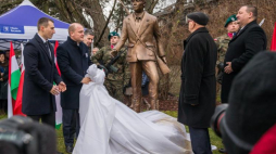 Odsłonięcie pomnika „Węgierskiego chłopca” na Jasnych Błoniach w Szczecinie. Fot. PAP/J. Muszyński