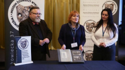Album ze zdjęciami Heleny Wolińskiej przekazany przez redakcję "Gazety Polskiej" - Dorota Kania (C) i Aleksandra Świkszcz - dyrektorowi Muzeum Żołnierzy Wyklętych Jackowi Pawłowiczowi. Fot. PAP/T. Gzell 