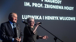 Ludwika i Henryk Wujcowie odebrali nagrodę im. prof. Zbigniewa Hołdy. Fot. PAP/W. Pacewicz 
