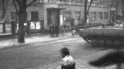 Pacyfikacja Kopalni Węgla Kamiennego Wujek - czołg przed wejściem do KWK Wujek. Katowice 16.12.1981. Fot. PAP/M. Janicki