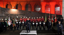 Prezydent Andrzej Duda podczas uroczystości przed Krzyżem-Pomnikiem przy kopalni Wujek w 35. rocznicę pacyfikacji kopalni. Fot. PAP/A. Grygiel