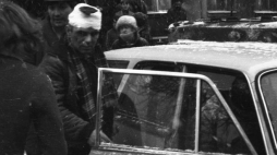 Pacyfikacja KWK Wujek - przy karetce pogotowia górnik ranny podczas szturmu ZOMO na kopalnię. Katowice 16.12.1981. Fot. PAP/M. Janicki