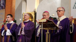 Abp Wiktor Skworc (P) podczas mszy świętej w kościele pw. Podwyższenia Krzyża Świętego w Katowicach - uroczystości w 35. rocznicę pacyfikacji kopalni Wujek. Fot. PAP/A. Grygiel
