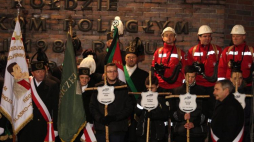 Uroczystości przed Krzyżem-Pomnikiem przy kopalni Wujek w 35. rocznicę pacyfikacji kopalni. Fot. PAP/A. Grygiel