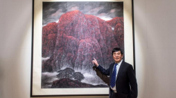 Yang Shuanglin na wystawie swych prac w Muzeum Narodowym we Wrocławiu. Fot. PAP/M. Kulczyński