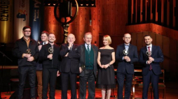 Laureaci Złotych Mikrofonów: Tomasz Perkowski (L), Michał Jakubik (2P), Michał Montowski (2L), Marcin Łukawski (P), Adam Suprynowicz (3L) i Ernest Bryll (C) oraz prezes Polskiego Radia dr Barbara Stanisławczyk (3P) i przewodniczący kapituły nagrody Janusz Kukuła (4L). Fot. PAP/R. Guz