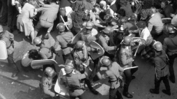  01.05.1983: atak oddziału ZOMO na demonstrantów przed katedrą św. Jana w Warszawie. Fot. PAP/A. Rybczyyński