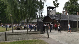 Turyści w byłym niemieckim obozie zagłady KL Auschwitz w Oświęcimiu. PAP/Jacek Bednarczyk 