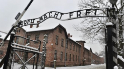 Brama obozowa w Auschwitz I na terenie Państwowego Muzeum Auschwitz-Birkenau w Oświęcimiu. Fot. PAP/J. Bednarczyk