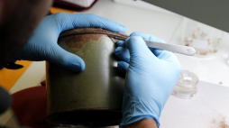 Konserwacja puszek po Cyklonie-B w pracowni konserwatorskiej w Muzeum Auschwitz. 06.2016. For. PAP/A. Grygiel