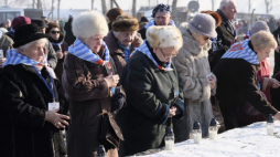 Byli więźniowie podczas obchodów 72. rocznicy wyzwolenia niemieckiego obozu zagłady KL Auschwitz-Birkenau, 27 bm. przy Pomniku Ofiar na terenie Auschwitz II-Birkenau. Fot. PAP/A. Grygiel