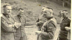 Od lewej: Richard Baer, dr Josef Mengele, Rudolf Hoess. Fot. Państwowe Muzeum Auschwitz-Birkeanu